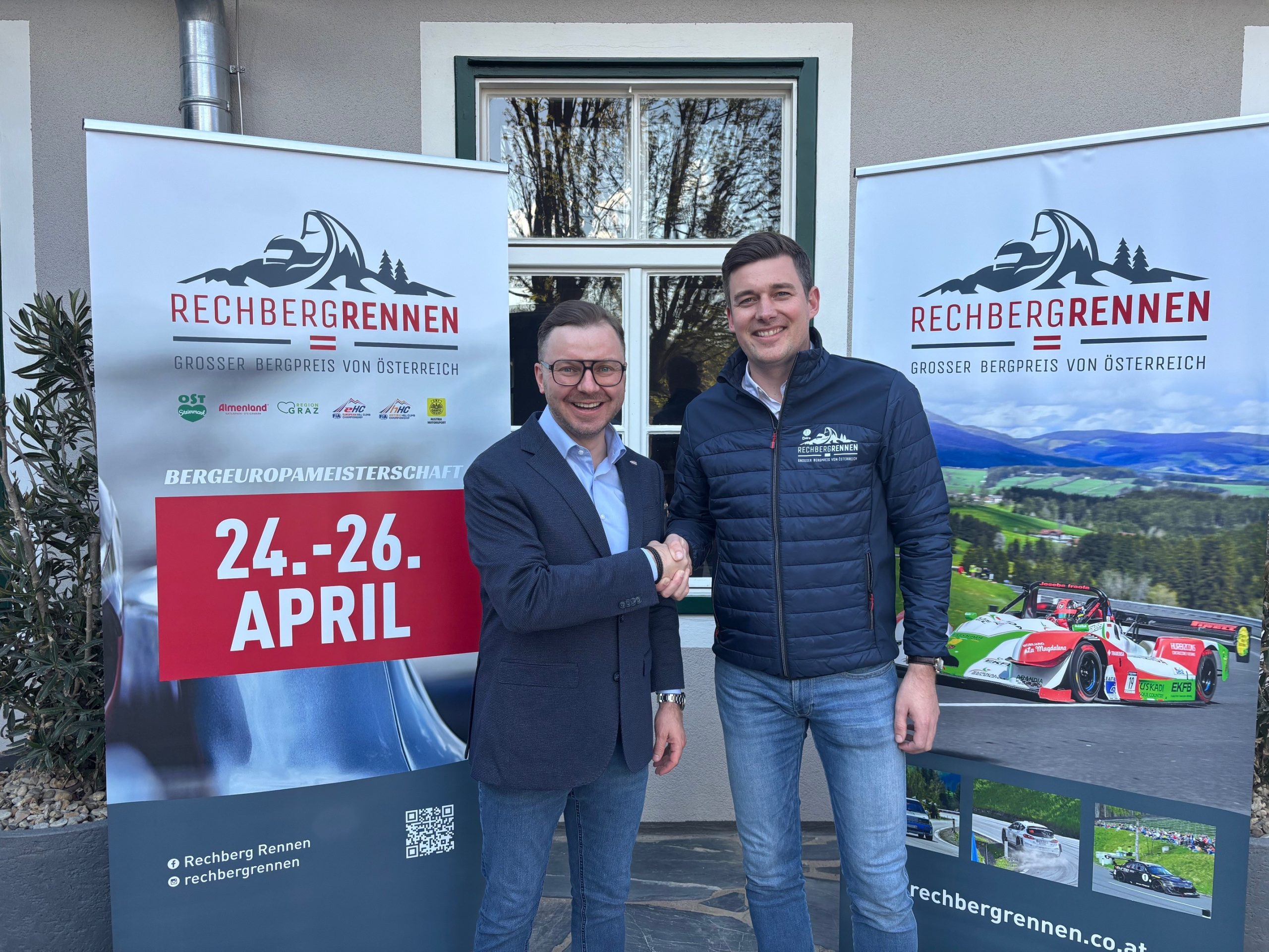 Ewald-Marco Münzer und Peter Eibisberger schütteln sich die Hände